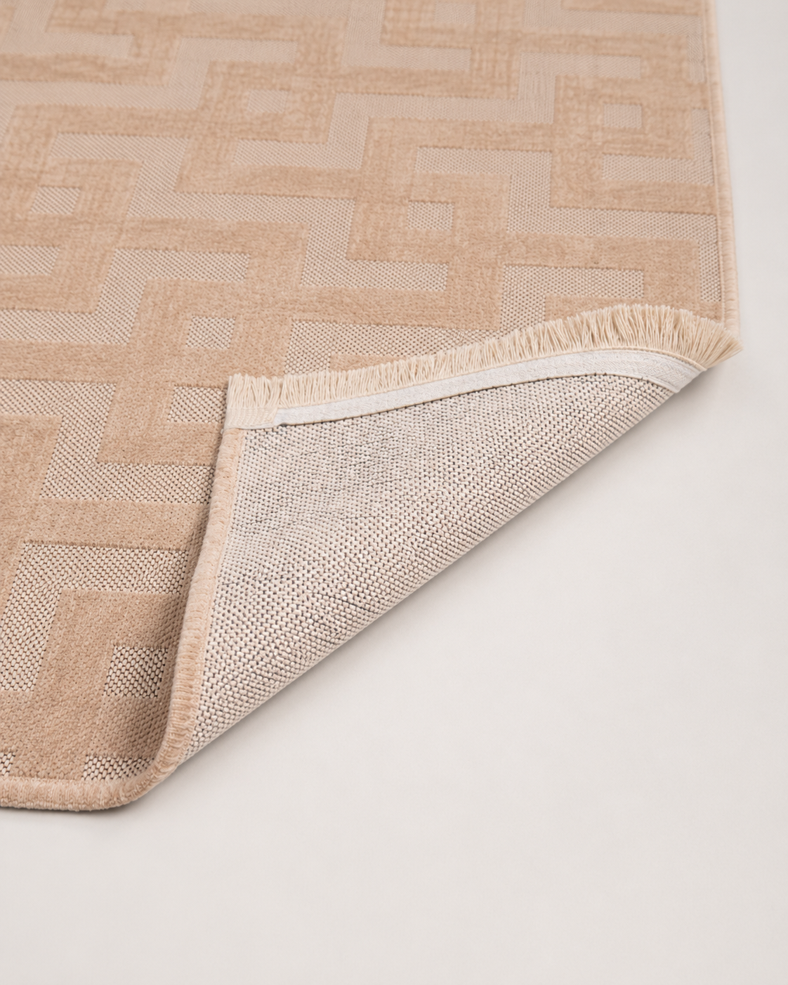 Modern Labirent Geometrik Desenli Pudra Bej Şönil Kilim Halı